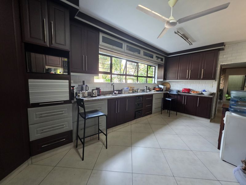 Distinguished Six-Bedroom Residence in Meer en see - Photo 2