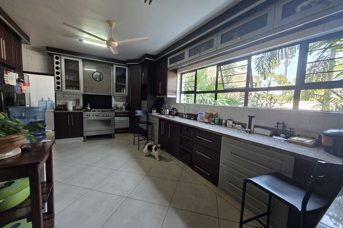 Distinguished Six-Bedroom Residence in Meer en see - Photo 3