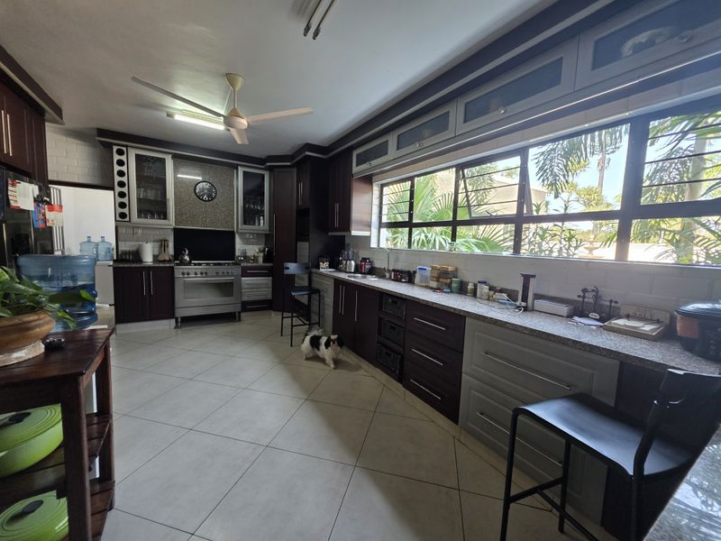 Distinguished Six-Bedroom Residence in Meer en see - Photo 3