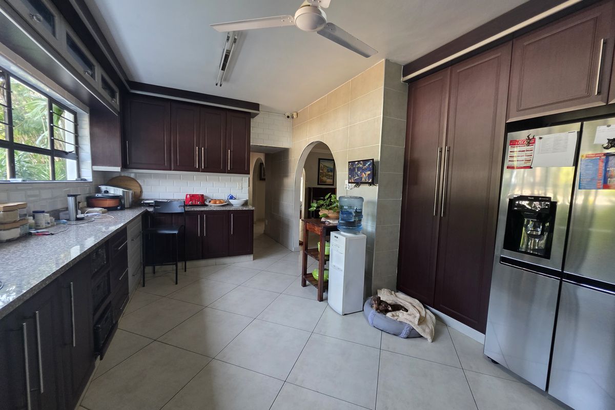 Distinguished Six-Bedroom Residence in Meer en see - Photo 4