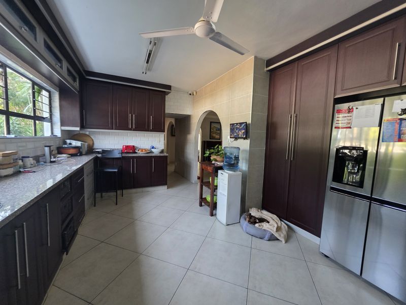 Distinguished Six-Bedroom Residence in Meer en see - Photo 4