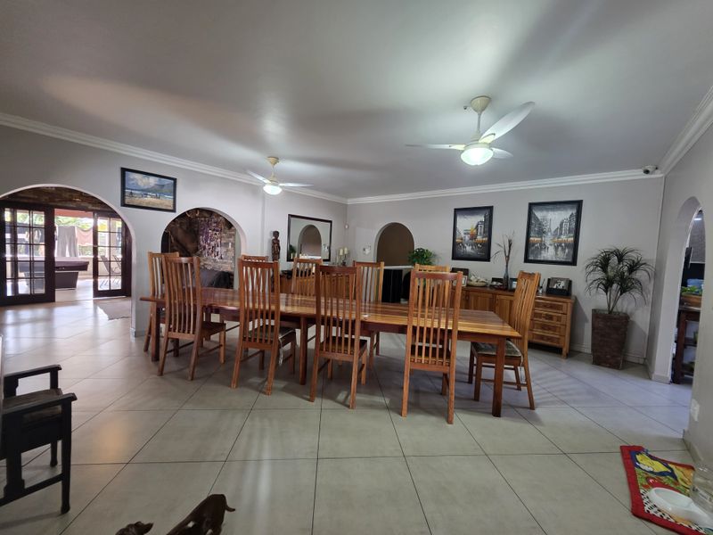 Distinguished Six-Bedroom Residence in Meer en see - Photo 8