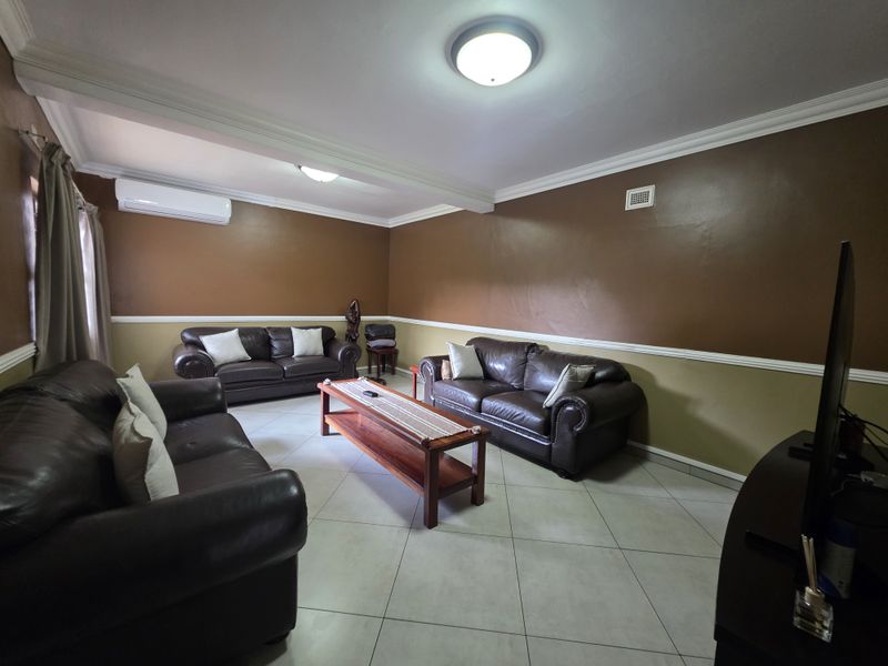 Distinguished Six-Bedroom Residence in Meer en see - Photo 6