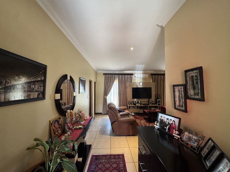 Luxurious Family Living in Prestigious Thatchfield Hills Estate - Photo 3