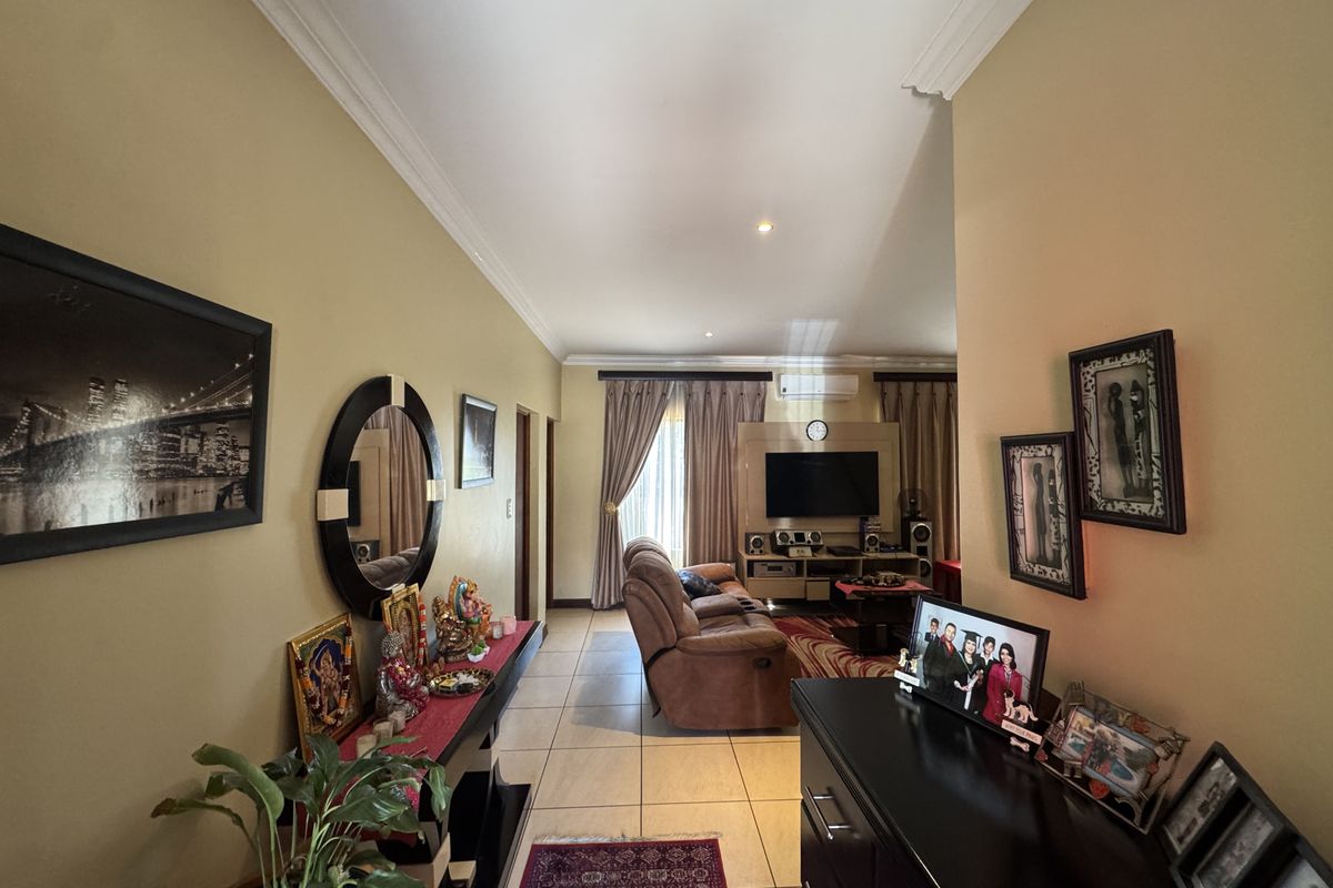 Luxurious Family Living in Prestigious Thatchfield Hills Estate - Photo 3