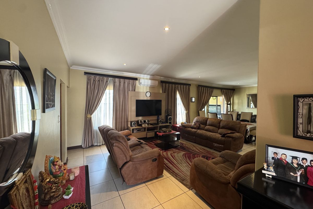 Luxurious Family Living in Prestigious Thatchfield Hills Estate - Photo 4