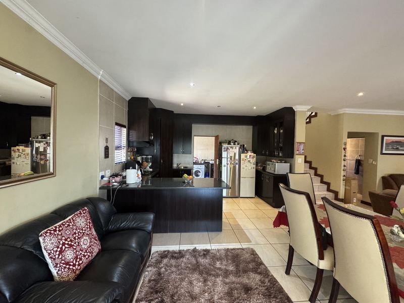 Luxurious Family Living in Prestigious Thatchfield Hills Estate - Photo 10