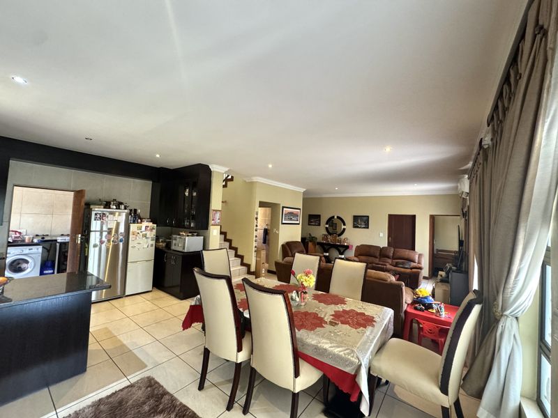 Luxurious Family Living in Prestigious Thatchfield Hills Estate - Photo 9