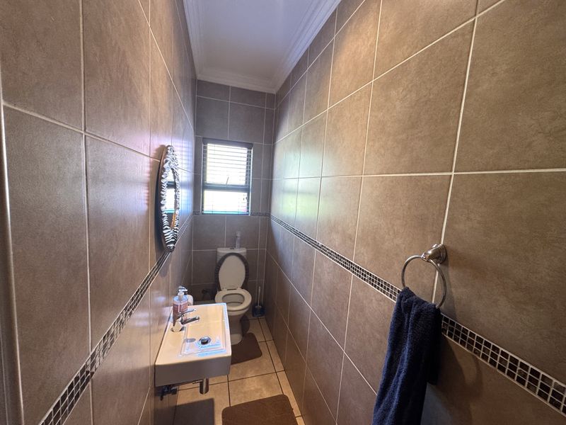 Luxurious Family Living in Prestigious Thatchfield Hills Estate - Photo 6