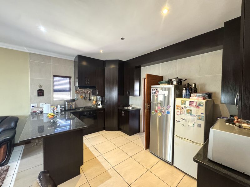 Luxurious Family Living in Prestigious Thatchfield Hills Estate - Photo 8