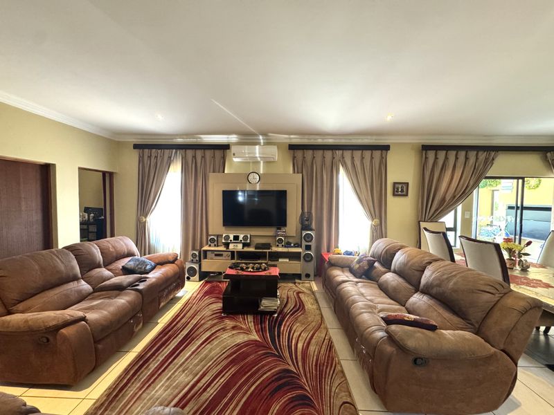 Luxurious Family Living in Prestigious Thatchfield Hills Estate - Photo 7