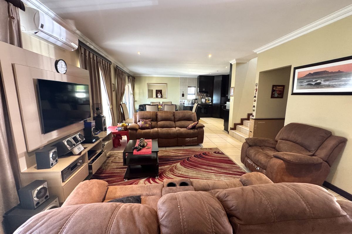 Luxurious Family Living in Prestigious Thatchfield Hills Estate - Photo 5