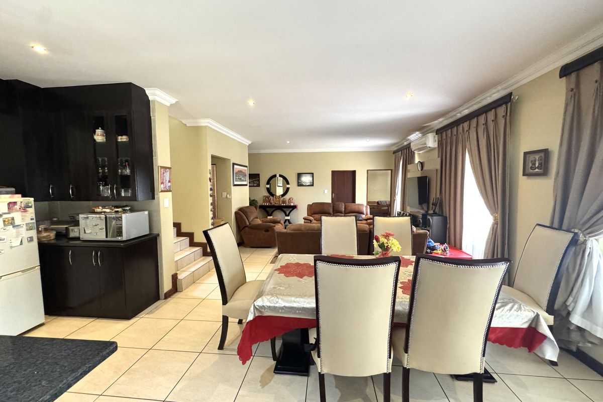 Luxurious Family Living in Prestigious Thatchfield Hills Estate - Photo 2