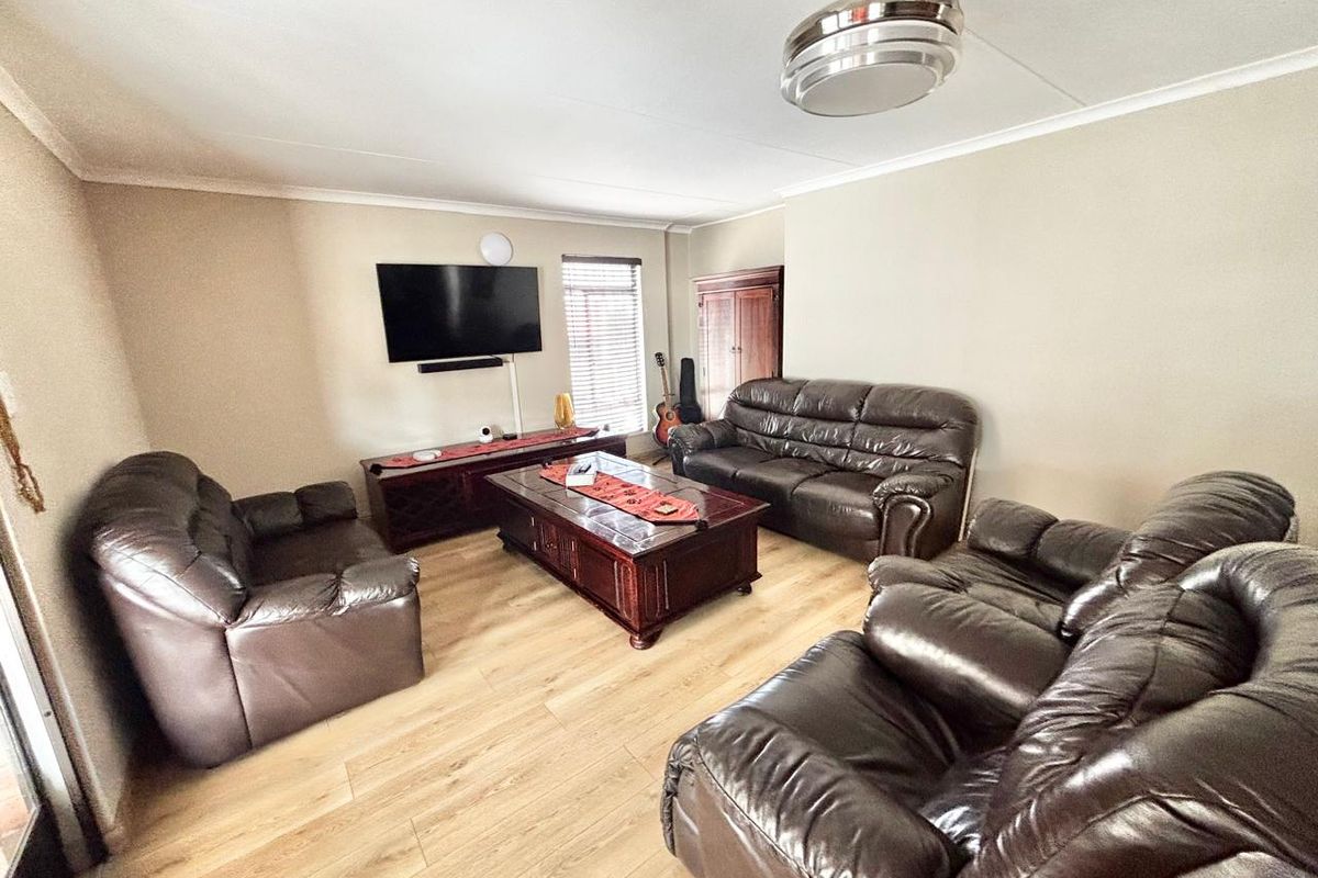 Your Dream Home Awaits – Move-In Ready Family Gem - Photo 2