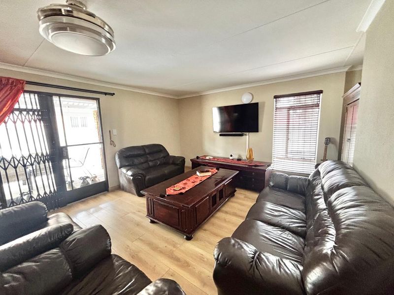 Your Dream Home Awaits – Move-In Ready Family Gem - Photo 3