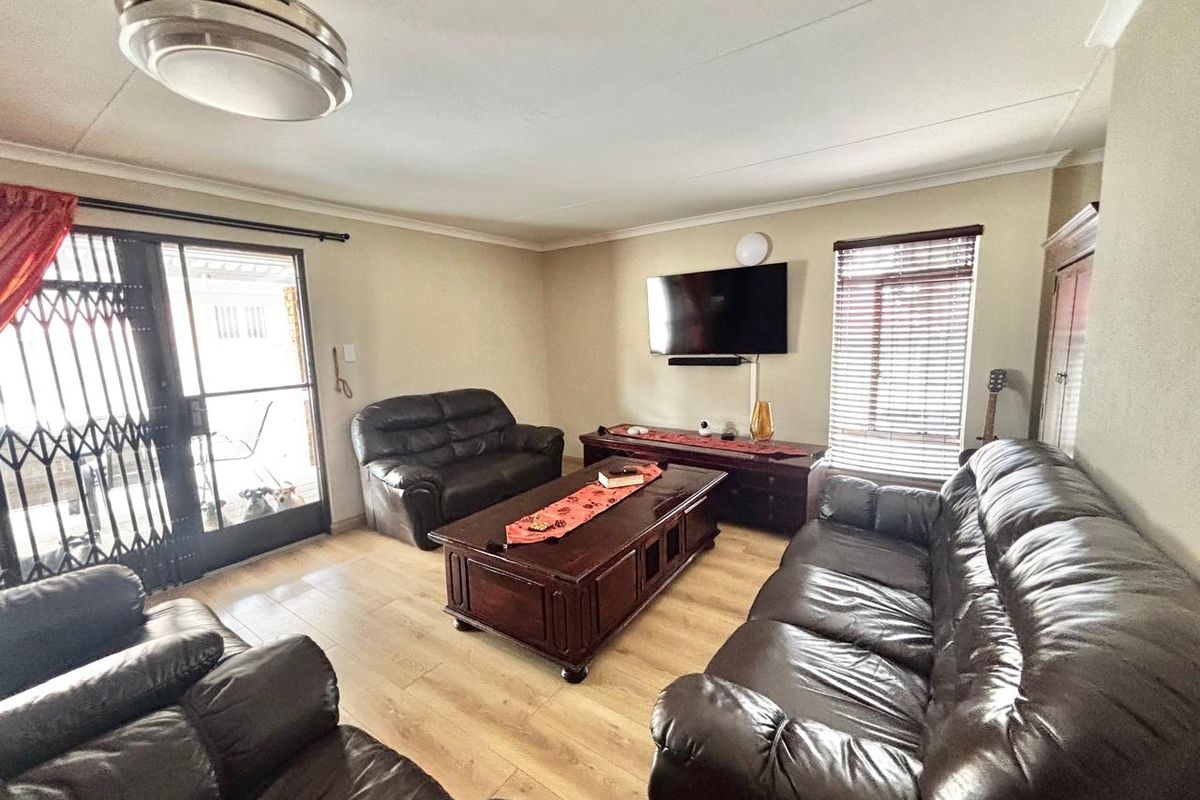 Your Dream Home Awaits – Move-In Ready Family Gem - Photo 3