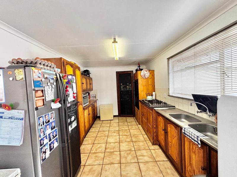 Your Dream Home Awaits – Move-In Ready Family Gem - Photo 7