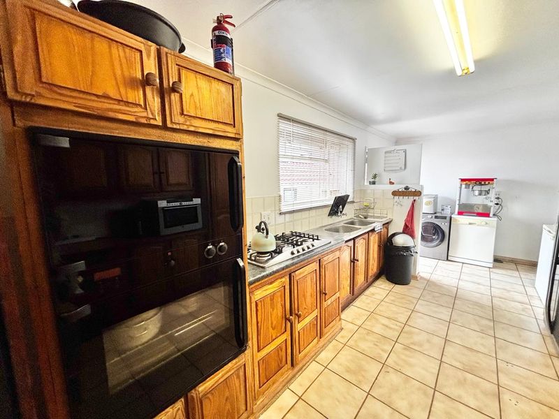 Your Dream Home Awaits – Move-In Ready Family Gem - Photo 9