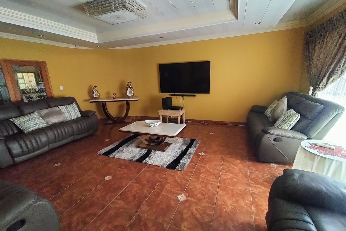 Modern Elegance and Comfort on large Erf – Ninapark - Photo 3