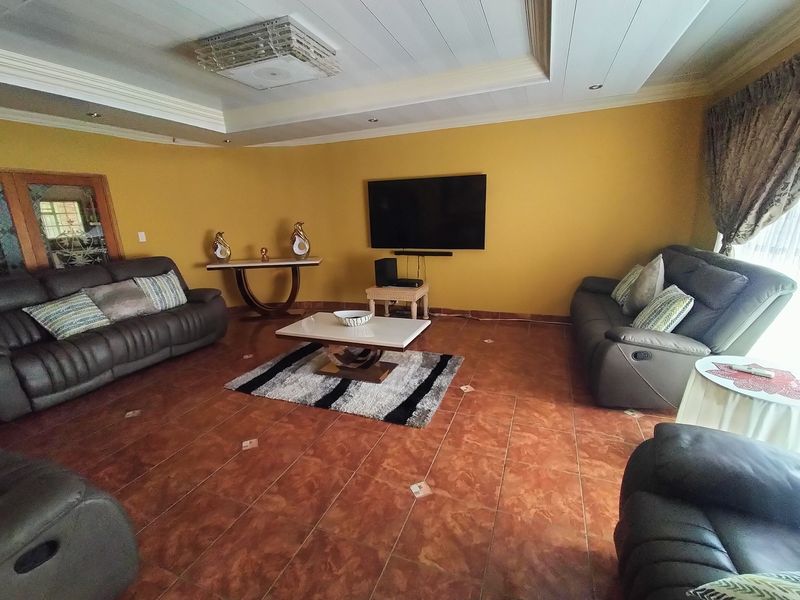 Modern Elegance and Comfort on large Erf – Ninapark - Photo 3