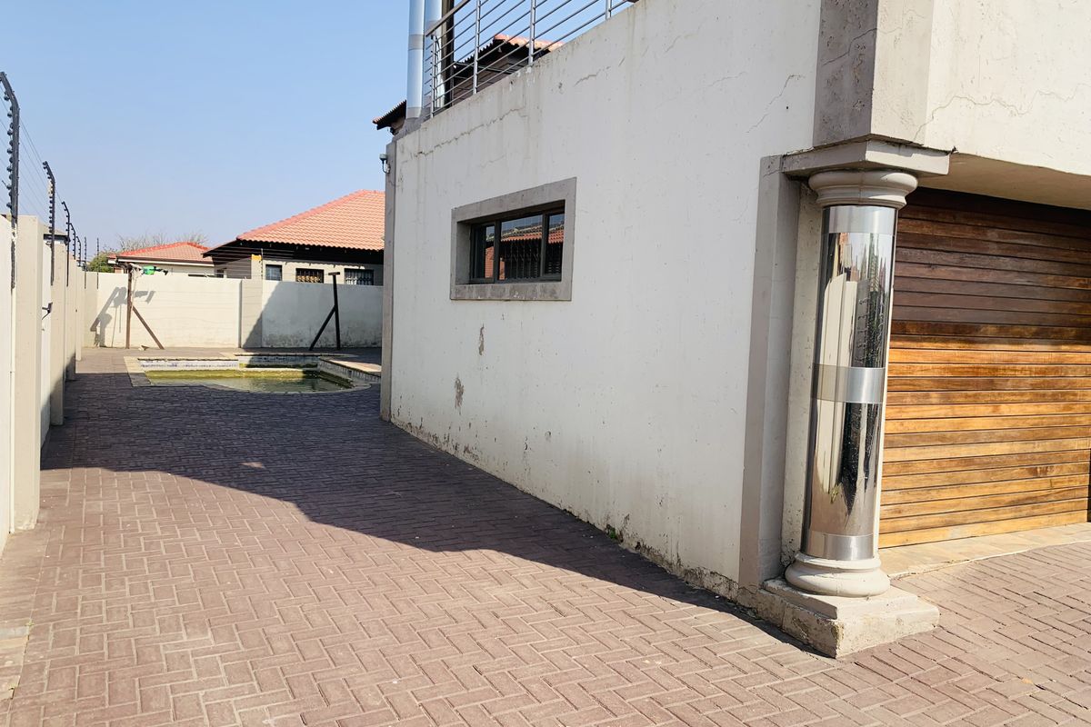 Modern Double-Storey Family Home in Aerorand - Space, Style & Luxury! - Photo 3