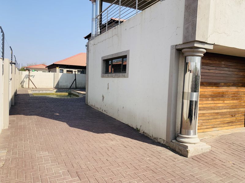 Modern Double-Storey Family Home in Aerorand - Space, Style & Luxury! - Photo 3