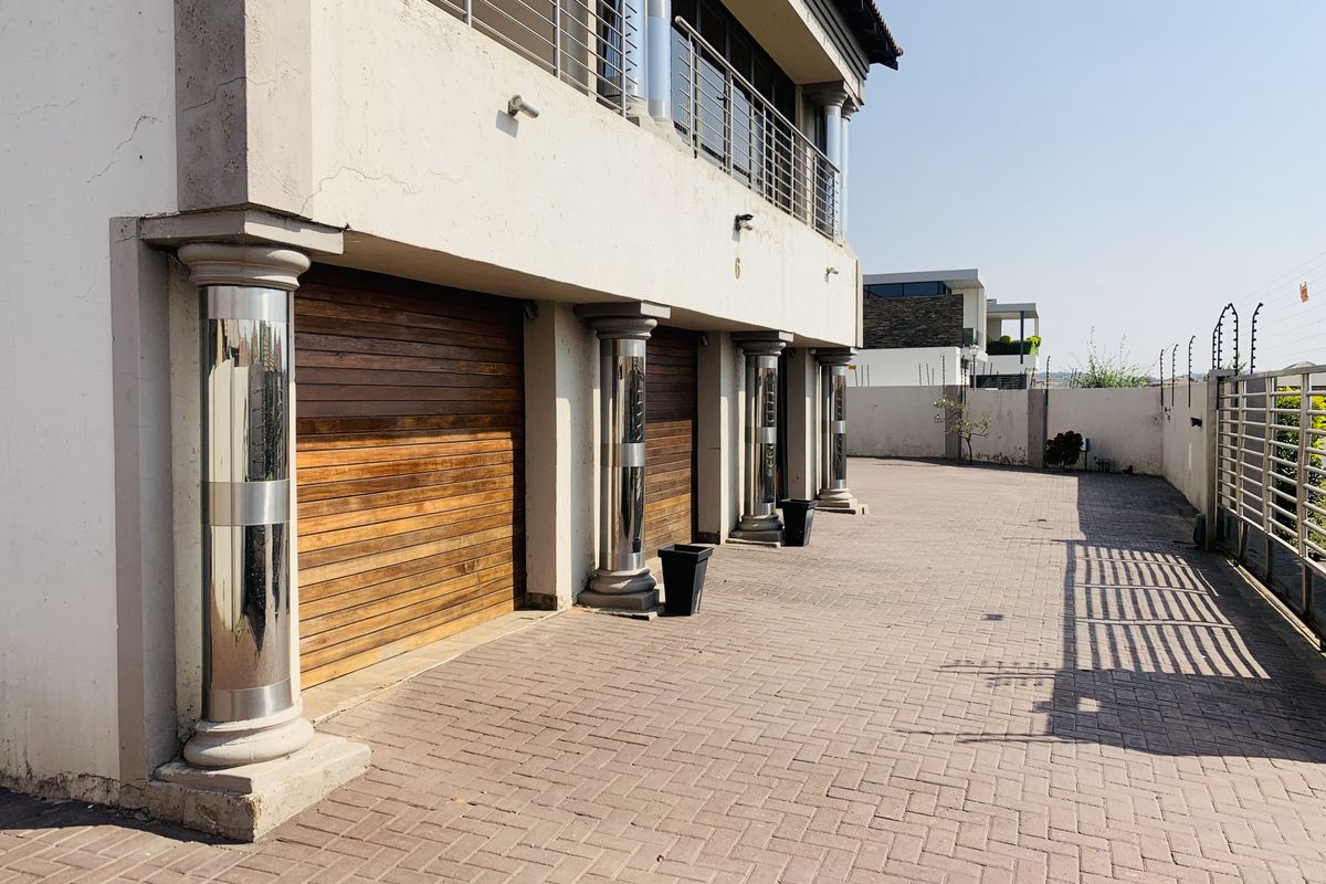 Modern Double-Storey Family Home in Aerorand - Space, Style & Luxury! - Photo 2