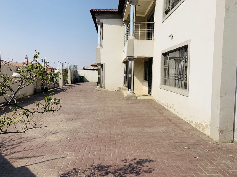 Modern Double-Storey Family Home in Aerorand - Space, Style & Luxury! - Photo 10