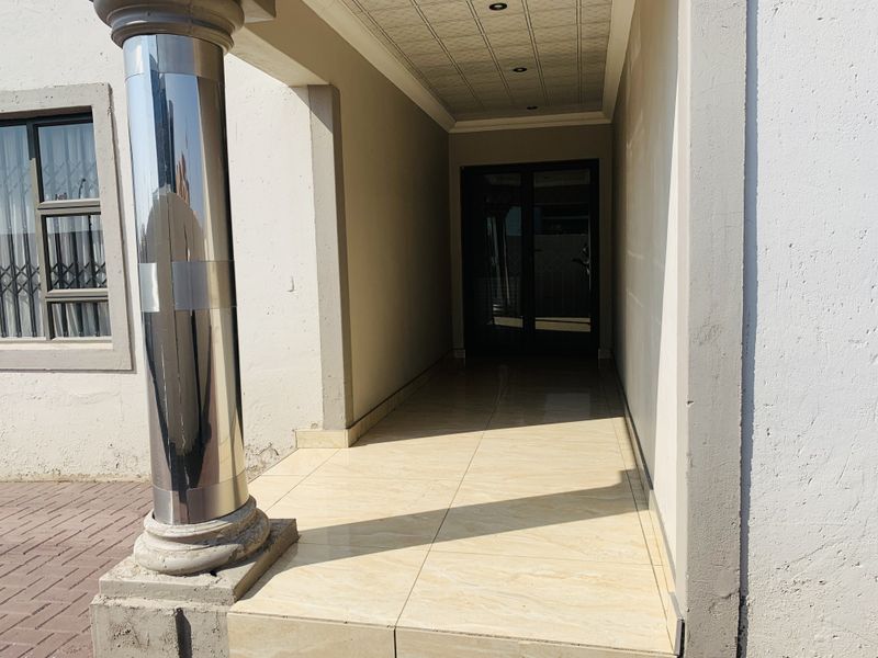 Modern Double-Storey Family Home in Aerorand - Space, Style & Luxury! - Photo 9