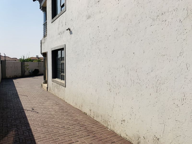 Modern Double-Storey Family Home in Aerorand - Space, Style & Luxury! - Photo 8