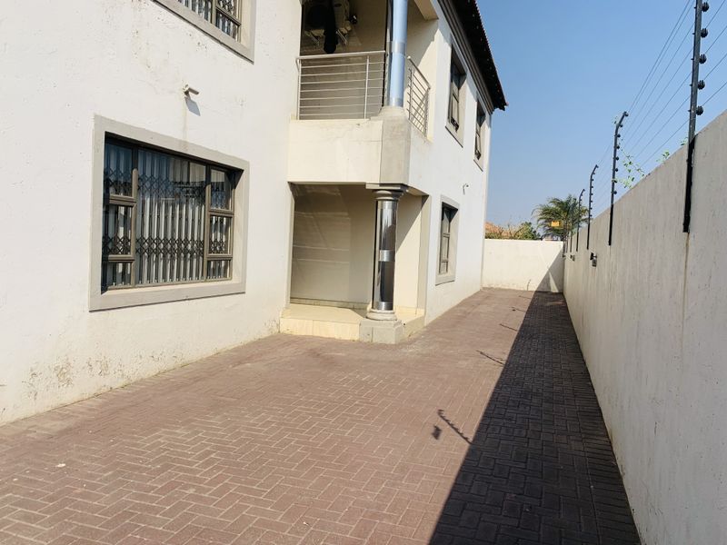 Modern Double-Storey Family Home in Aerorand - Space, Style & Luxury! - Photo 7