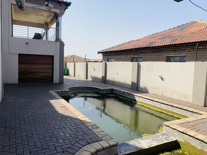 Modern Double-Storey Family Home in Aerorand - Space, Style & Luxury! - Photo 6