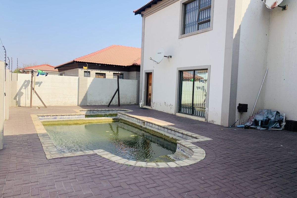 Modern Double-Storey Family Home in Aerorand - Space, Style & Luxury! - Photo 4