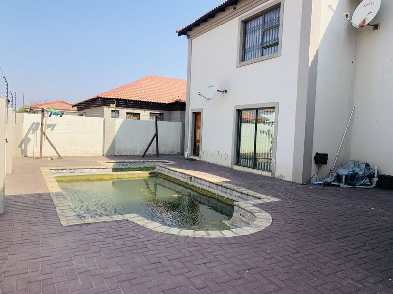 Modern Double-Storey Family Home in Aerorand - Space, Style & Luxury! - Photo 4