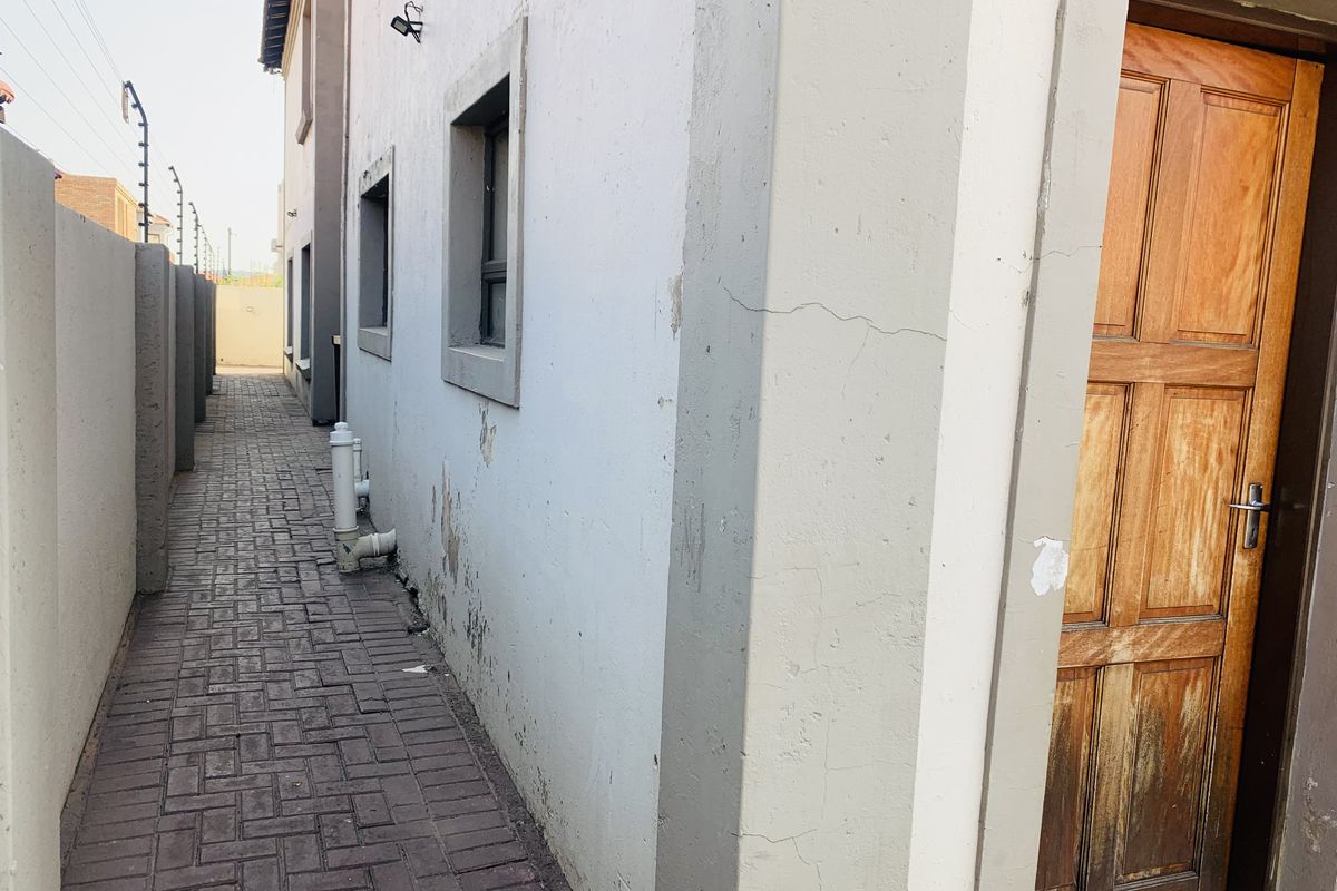 Modern Double-Storey Family Home in Aerorand - Space, Style & Luxury! - Photo 5