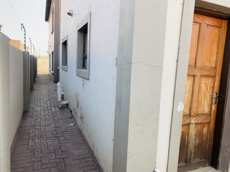 Modern Double-Storey Family Home in Aerorand - Space, Style & Luxury! - Photo 5