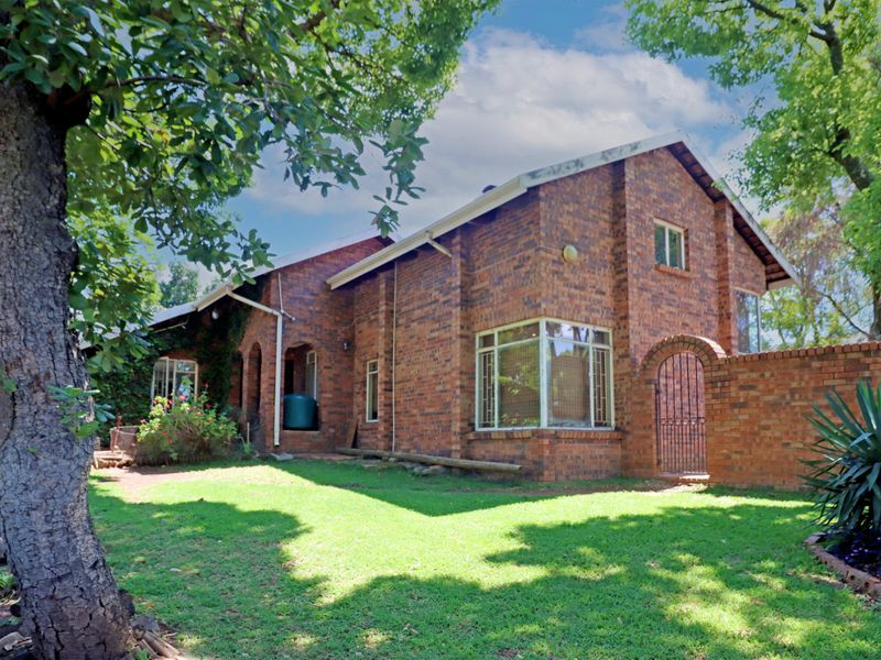 Spacious Family Home with Exceptional Potential in Boomed Paulshof Enclave - Photo 2