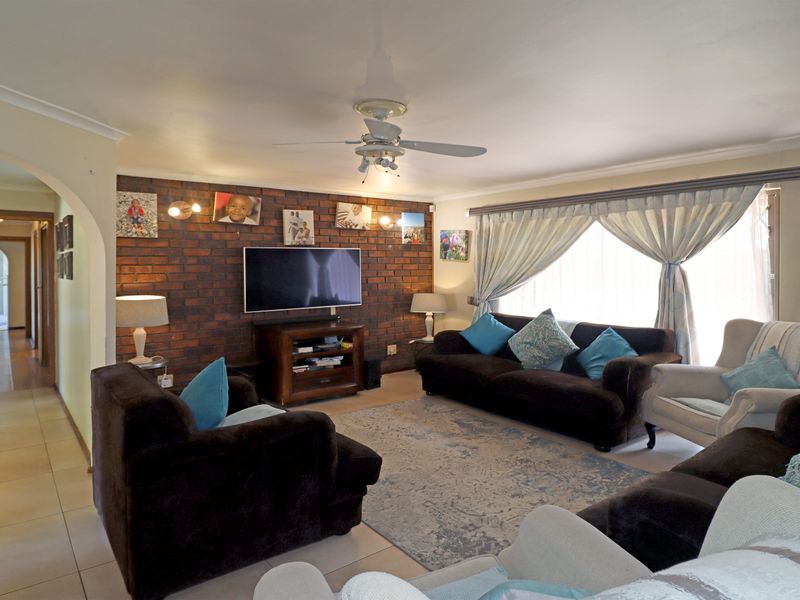 Spacious Family Home with Exceptional Potential in Boomed Paulshof Enclave - Photo 3