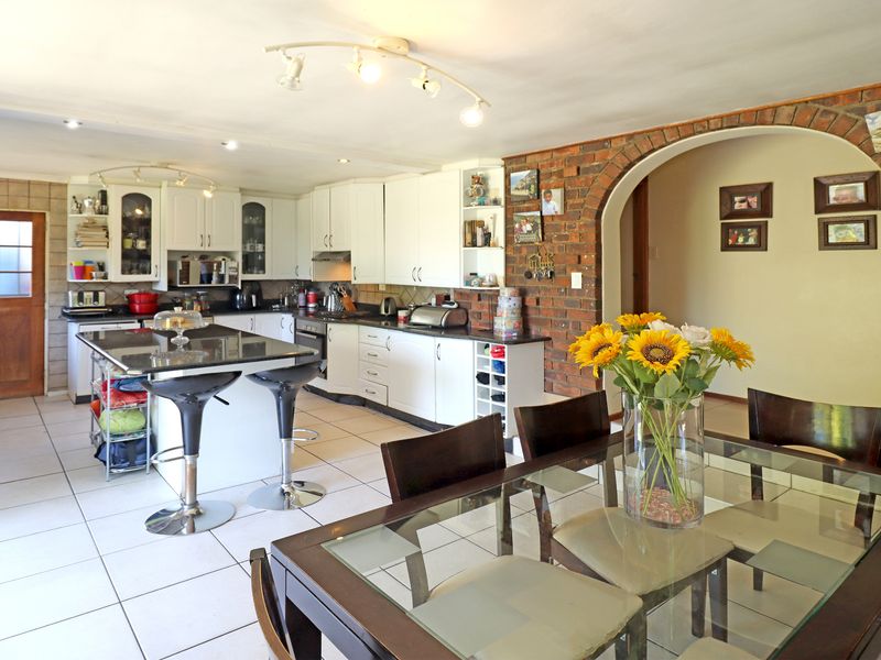 Spacious Family Home with Exceptional Potential in Boomed Paulshof Enclave - Photo 9