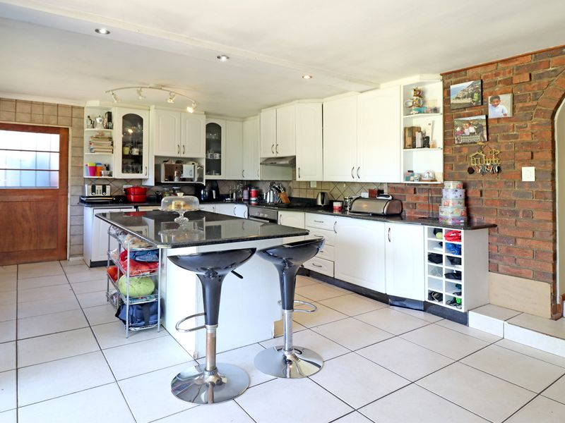 Spacious Family Home with Exceptional Potential in Boomed Paulshof Enclave - Photo 7