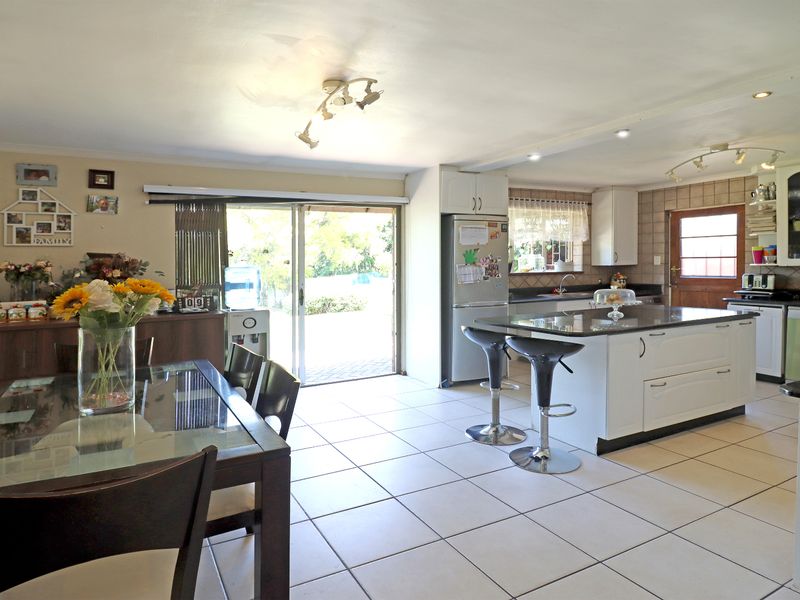 Spacious Family Home with Exceptional Potential in Boomed Paulshof Enclave - Photo 5