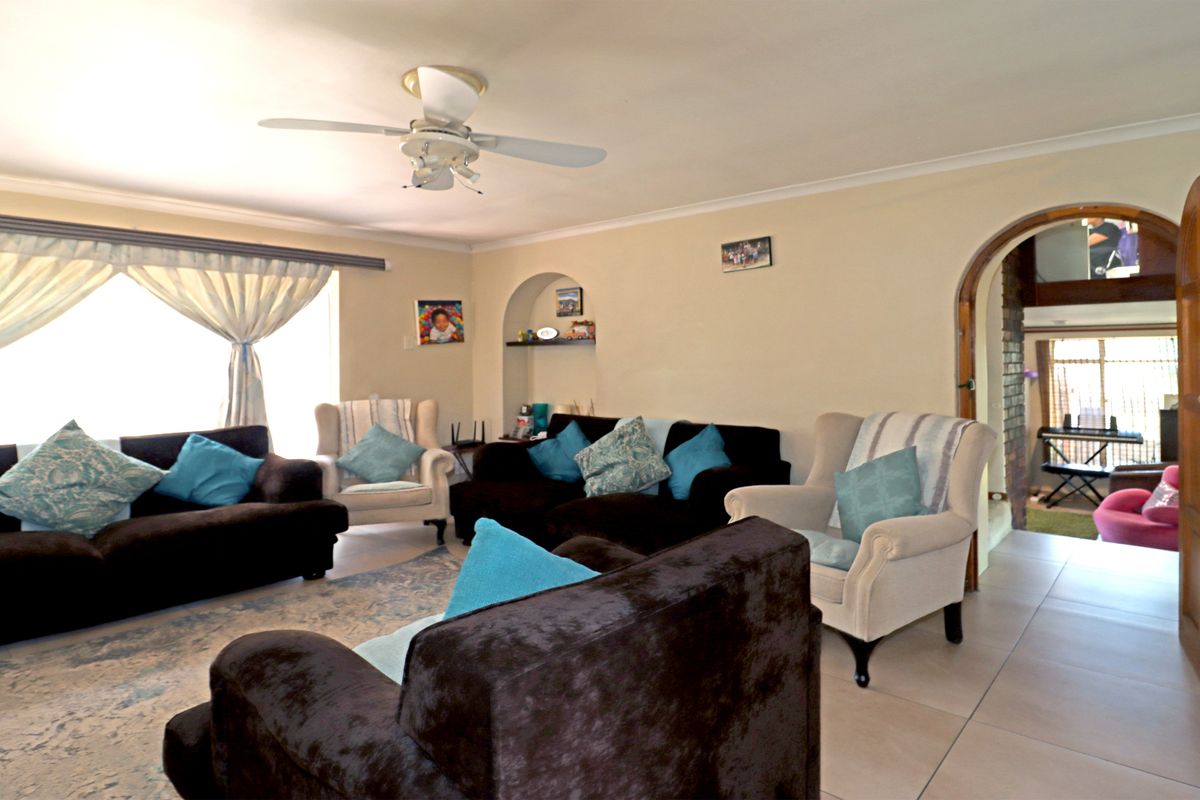 Spacious Family Home with Exceptional Potential in Boomed Paulshof Enclave - Photo 4