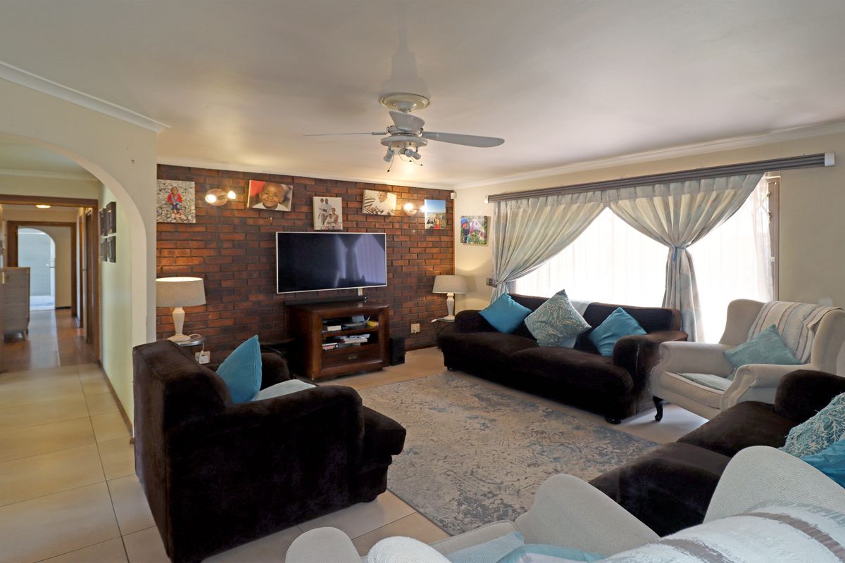 Spacious Family Home with Exceptional Potential in Boomed Paulshof Enclave - Photo 3