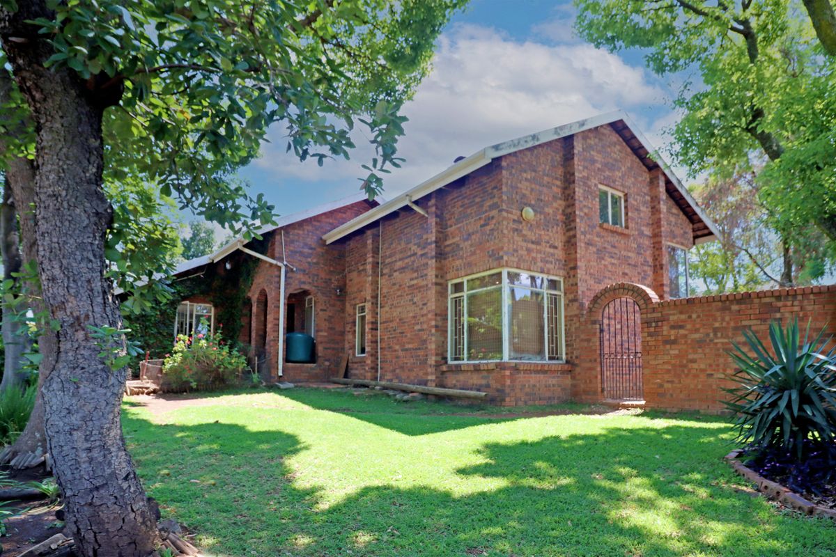 Spacious Family Home with Exceptional Potential in Boomed Paulshof Enclave - Photo 2