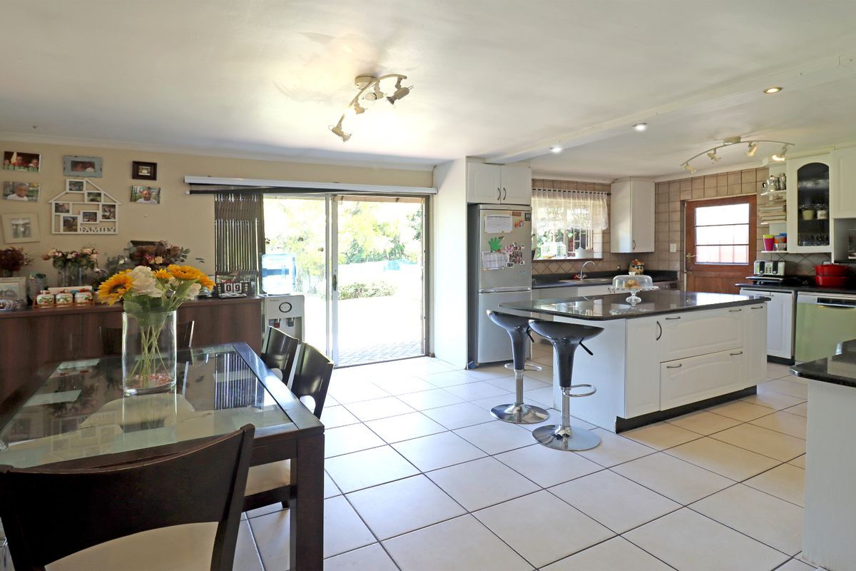Spacious Family Home with Exceptional Potential in Boomed Paulshof Enclave - Photo 5