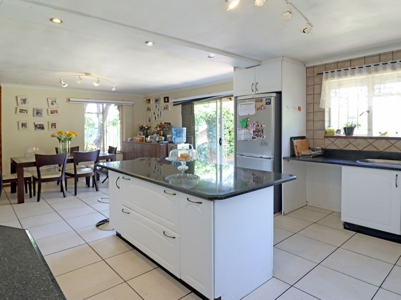 Spacious Family Home with Exceptional Potential in Boomed Paulshof Enclave - Photo 8