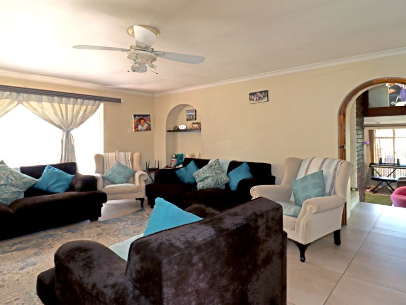 Spacious Family Home with Exceptional Potential in Boomed Paulshof Enclave - Photo 4