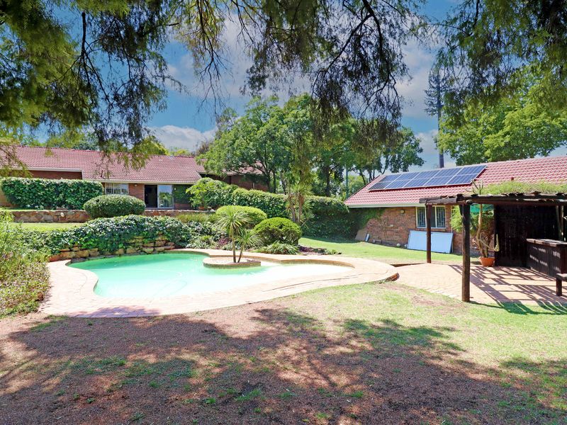 Spacious Family Home with Exceptional Potential in Boomed Paulshof Enclave - Photo 1