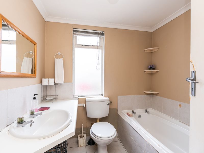 Two Bedroom Cottage For Sale - Photo 9