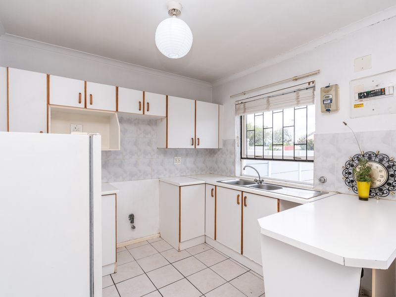 Two Bedroom Cottage For Sale - Photo 6